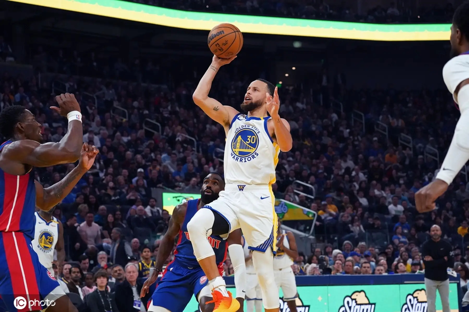 9体育-MAD不断突破！，库里连续十五场比赛得分超过反败为胜再创辉煌时刻(超过正向软体行程极限)